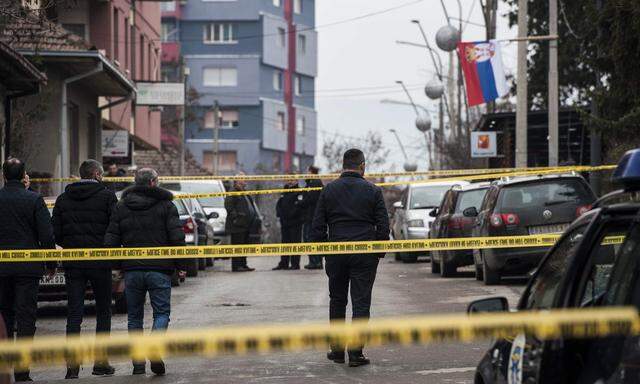 Ermittlungen am Tatort in Mitrovica. Der serbische Politiker Oliver Ivanović wurde vor seinem Büro niedergeschossen. 