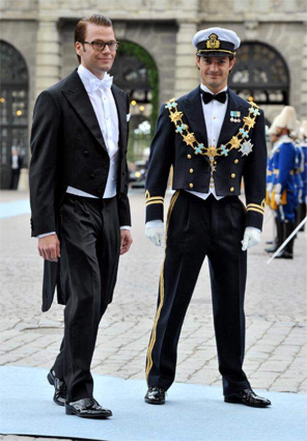 Hier sehen wir auch einen etwas zerknitterten Bräutigam, Daniel Westling, mit seinem neuen Schwager Prinz Carl Philip von Schweden. Der durfte seine aktuelle Freundin übrigens nicht mitbringen, sie arbeitet als Dessous-Model und ist bei offiziellen Anlässen unerwünscht.