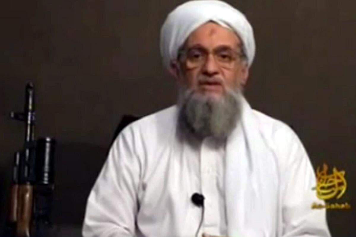 Im Oktober 1981 zieht Zawahiris Gruppe Al Jihad die Fäden bei der Ermordung von Ägyptens prowestlichem Präsidenten Anwar el Sadat. Zawahiri verbüßt dafür eine dreijährige Haftstrafe. 1992 startet Al Jihad eine Attentatsserie in Ägypten.