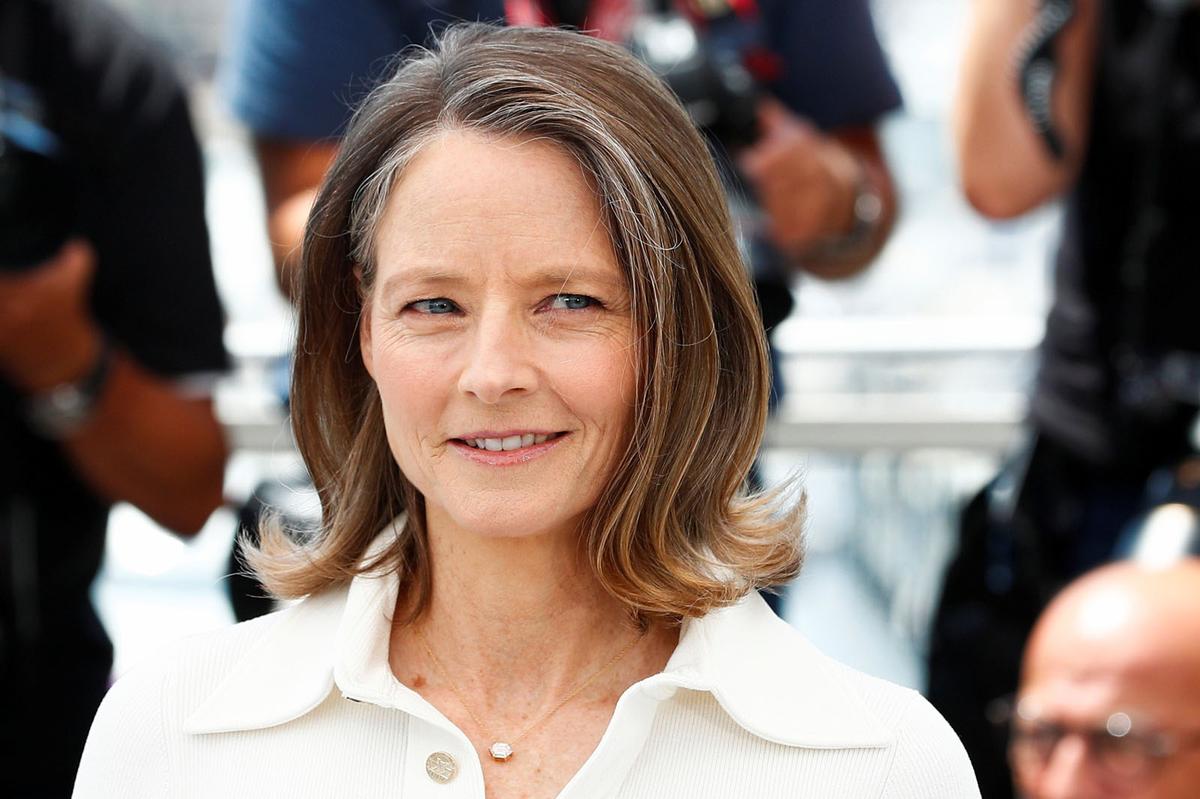 Jodie Foster gefällt sich mit grauen Strähnen im Haar.