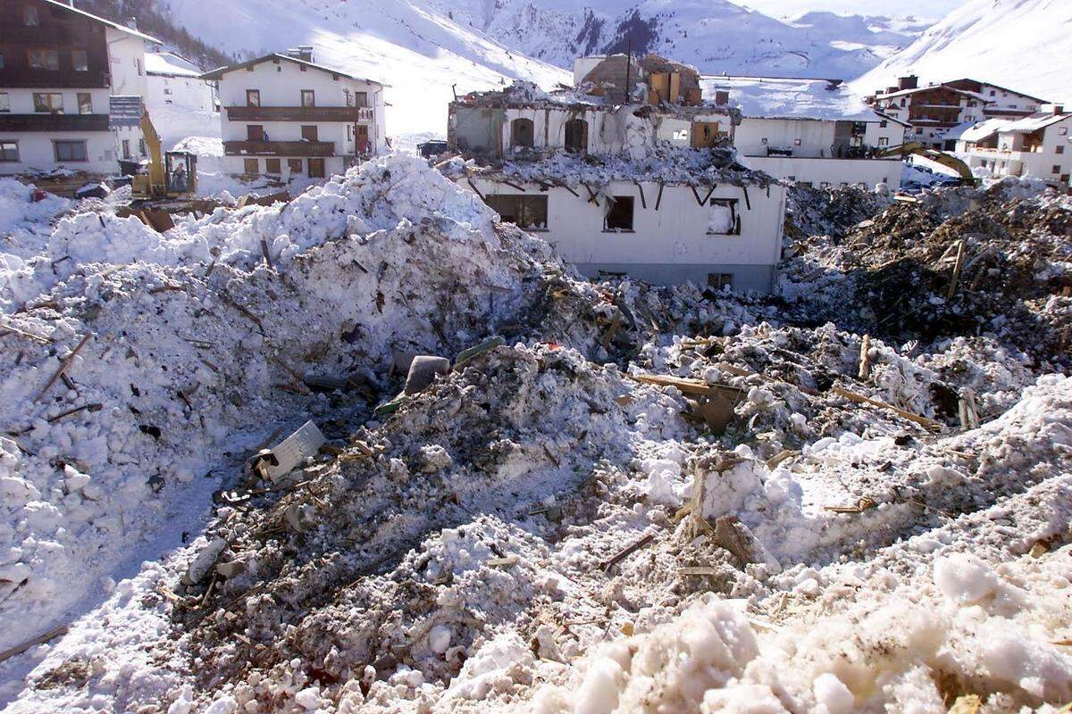 Mehr als 300.000 Tonnen Schnee setzten sich in Bewegung und rissen im hauptbetroffenen Ortsteil Winkl elf Häuser zum Teil mit sich. Die Schneemassen kamen erst mitten in Galtür zum Stillstand. Bild vom 27. Februar 1999
