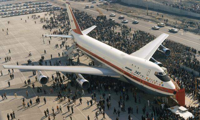 Großer Trubel beim Boeing-Werk von Everett am 9. Februar 1969. Der erste Testflug einer Boeing 747 nach vierjähriger Planungs- und Montagezeit stand bevor.