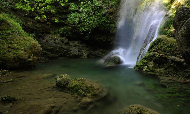 Ein malerischer Wasserfall auf Kythira 