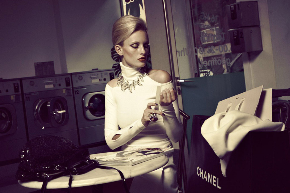 Kleid um 1900 Euro von Versace, Tasche von Emporio Armani, Preis auf Anfrage, Schmetterlingscollier in Weißgold um 57.403 Euro und Ring um 4821 Euro von Kornmesser. Glasfaserfeile ab 20 Euro von Walter Weiss.