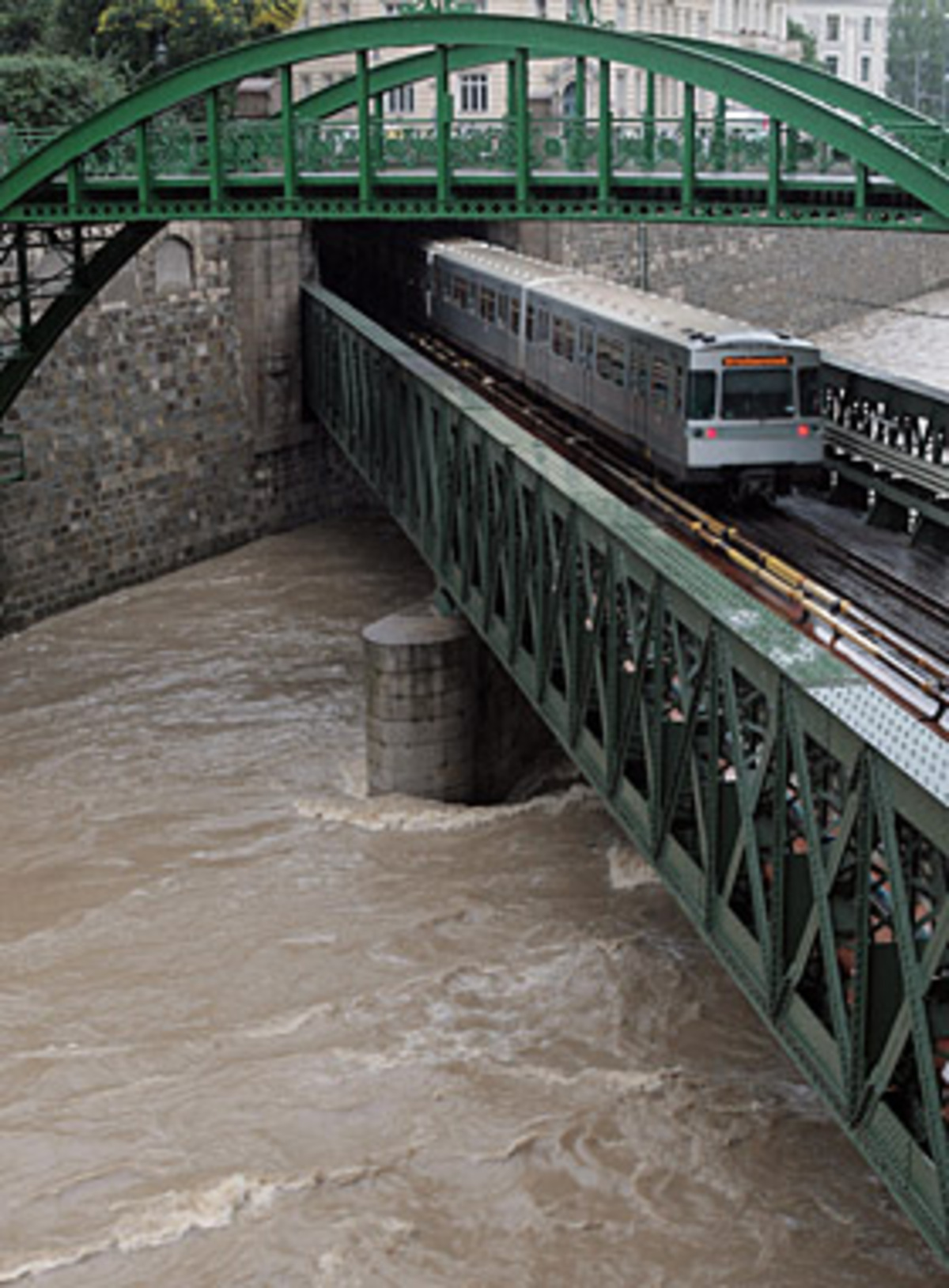 Zehn Zentimeter beträgt der durchschnittliche Pegelstand des Wienflusses. "Wir haben derzeit bei der Kennedybrücke 1,35 Meter und bei der Nevillebrücke 1,83 Meter", sagte ein Sprecher der Hochwasserzentrale der Magistratsabteilung 45 am Mittwoch.