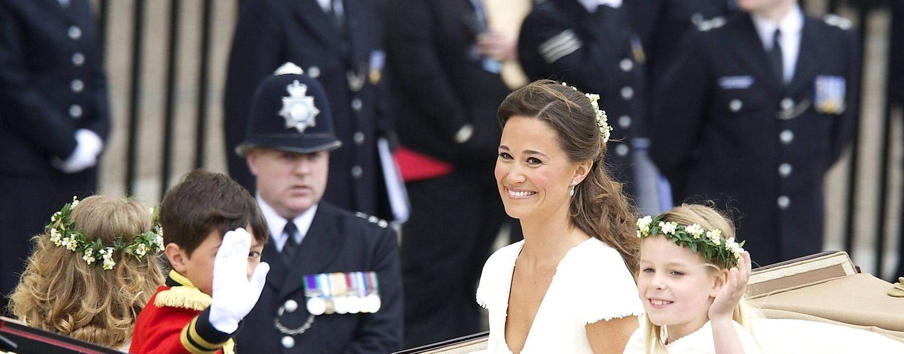 April 29 2011 Londres Spain Sister of the bride and Maid of Honour Pippa Middleton R with Br