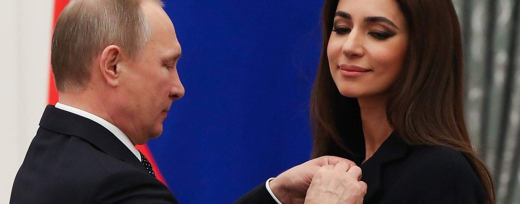Die Sängerin Zara, 2017 bei einer Ehrung durch Präsident Wladimir Putin in Moskau.