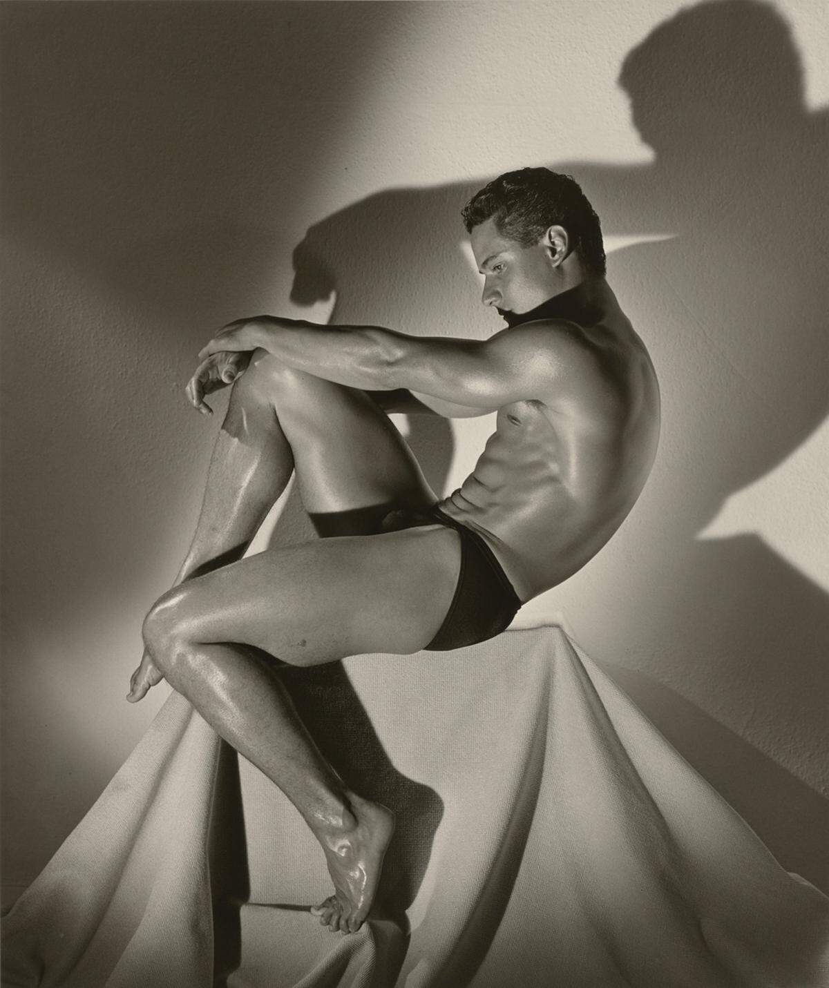 Eine Wende in der Darstellung des männlichen Körpers gelang dem Ausnahme-Fotografen durch seine homoerotischen Akte die er mit Athleten und Tänzer umsetzte. Greg Louganis, Hollywood, 1987.