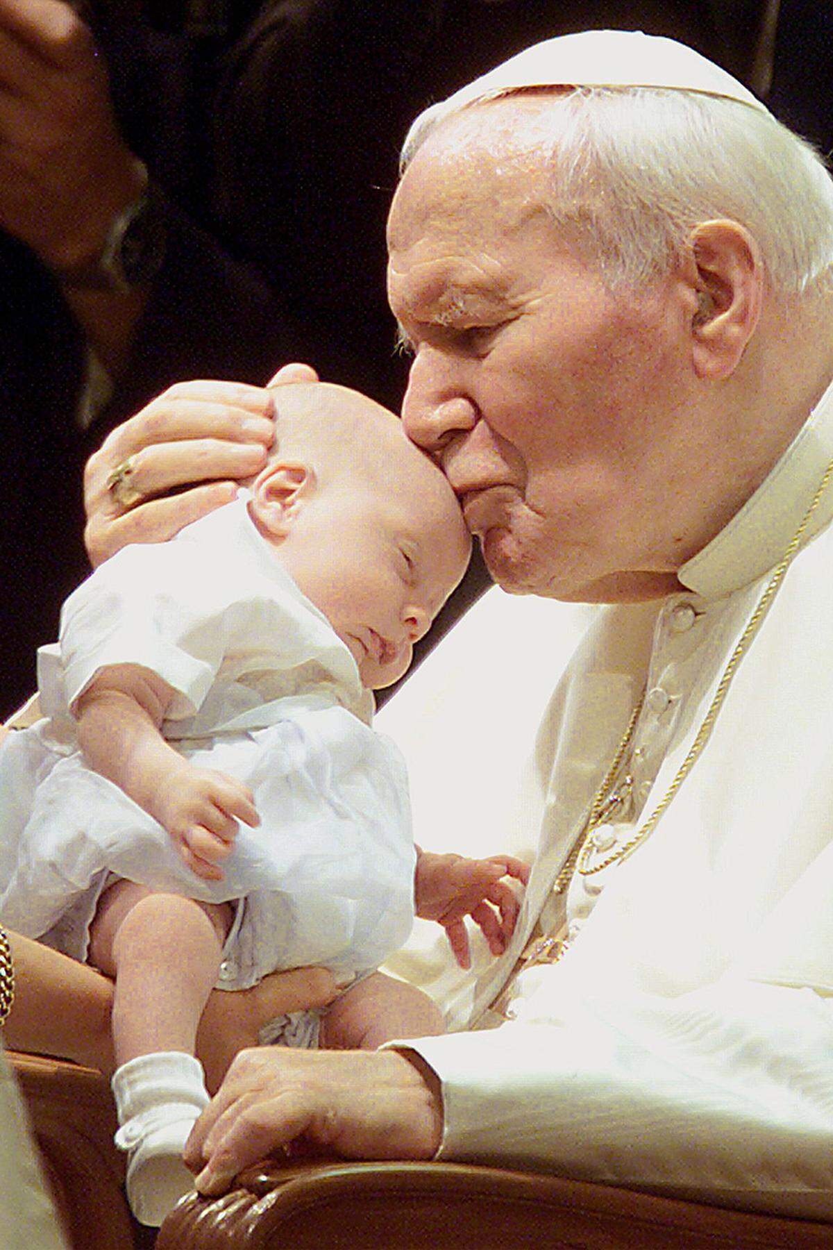 Mit mehr als 26 Jahren war sein Pontifikat eines der längsten in der Geschichte der katholischen Kirche. Unter den Gläubingen war Johannes Paul II enorm beliebt. Circa drei Millionen Menschen nahmen an seiner Beisetzung in Rom teil.  Amtszeit: 26 Jahre, 5 Monate, 17 Tage