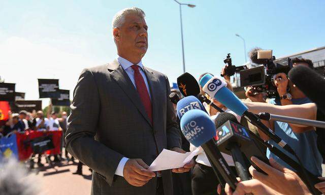 Kosovos Präsident Thaçi gibt vor seiner Befragung durch das Tribunal eine Stellungnahme ab.