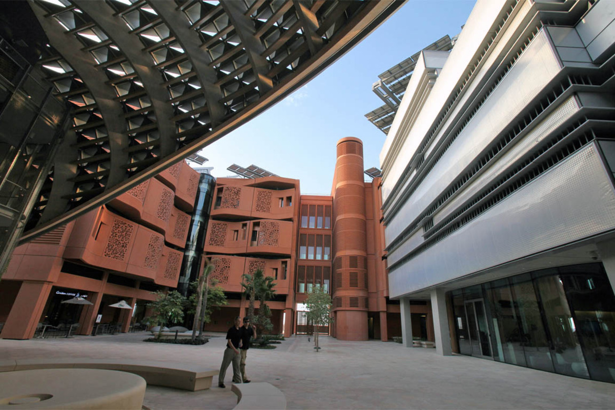 Der Kern der Stadt mit ihren inzwischen rund 860.000 Einwohnern befindet sich auf einer nur 70 Quadratkilometer großen Insel. Um den großen Wohnungsbedarf zu decken, muss die heute fast ausgereizte Innenstadt entlastet werden. Dazu bieten sich neben den künstlichen Inseln nur noch die am Festland liegenden Küstenabschnitte mit ihrem Hinterland an.