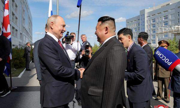 Sie begegneten einander bereits im September: Wladimir Putin und Kim Jong-un. 