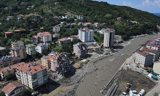 Eine Luftaufnahme aus der teils verwüsteten türkischen Stadt Abana.