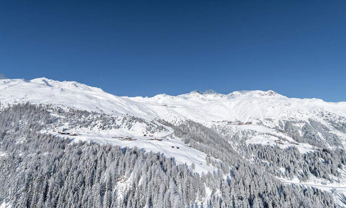 Sölden ist Weltcuport und einer der bekanntesten Wintersportorte in den Alpen - also spätestens seitdem 007 hier gelandet ist. Prominent bespielt wurde im Bond-Film „Spectre“ das Berg-Restaurant „Ice Q“ (als Krankenhaus) .