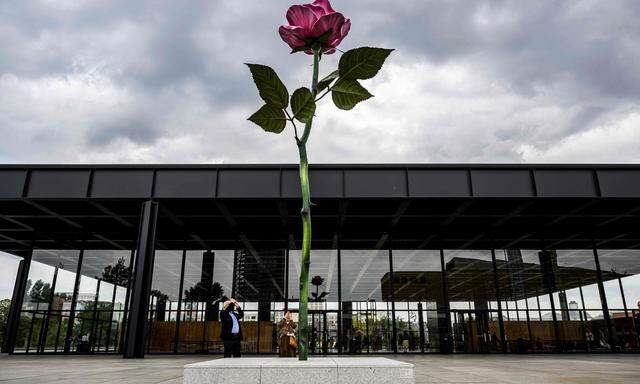 Isa Genzkens Skulptur „Pink Rose“ vor der Neue Nationalgalerie in Berlin