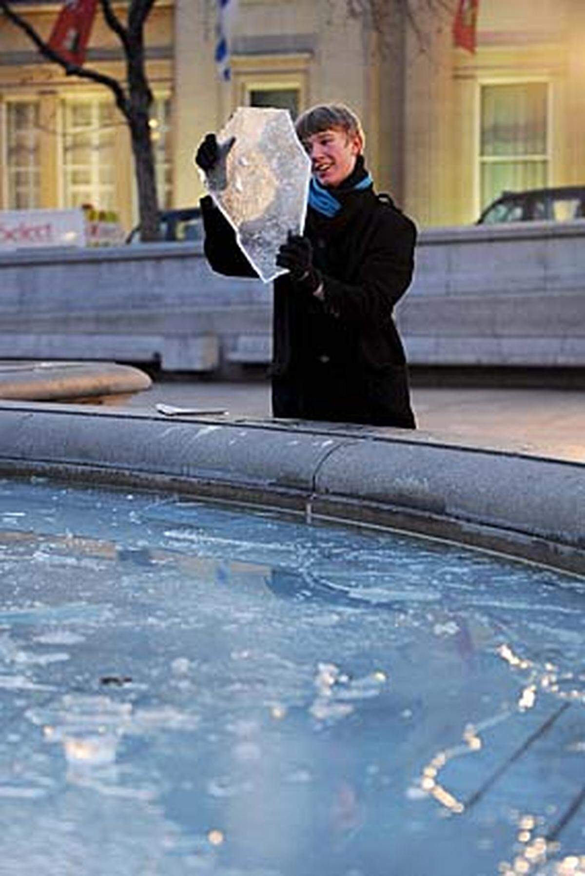 Am zentralen Trafalgar Square in London, Britain gefror das Wasser des Springbrunnens. Im südlichen England und in Wales wurden minus acht Grad gemessen. Meteorologen sagen einen weiteren Temperatursturz in Hampshire und Schottland voraus.