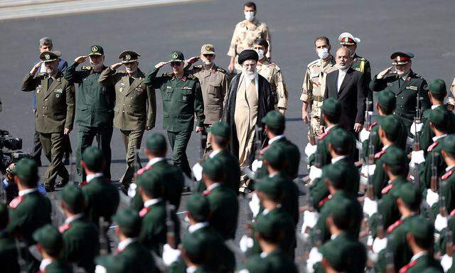 Wieder aufgetaucht. Irans Regime präsentierte am Montag Bilder, die den 83-jährigen Khamenei bei einer Zeremonie an Teherans Polizeiakademie zeigen sollen. 