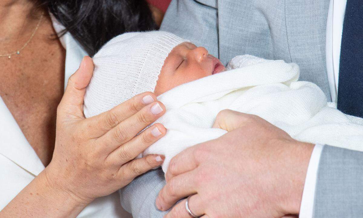 „Es ist magisch“, antwortete Mama Meghan bei dem kurzen Pressetermin auf die Frage nach ihrem neuen Mutterglück. Und weiter: „Ich habe die zwei besten Jungs auf der Welt. Ich bin wirklich glücklich“. Während Meghan über ihr kleines Familienglück schwärmte, schlummerte Archie Harrison Mountbatten-Windsor ganz friedlich in den Armen von Papa Harry.