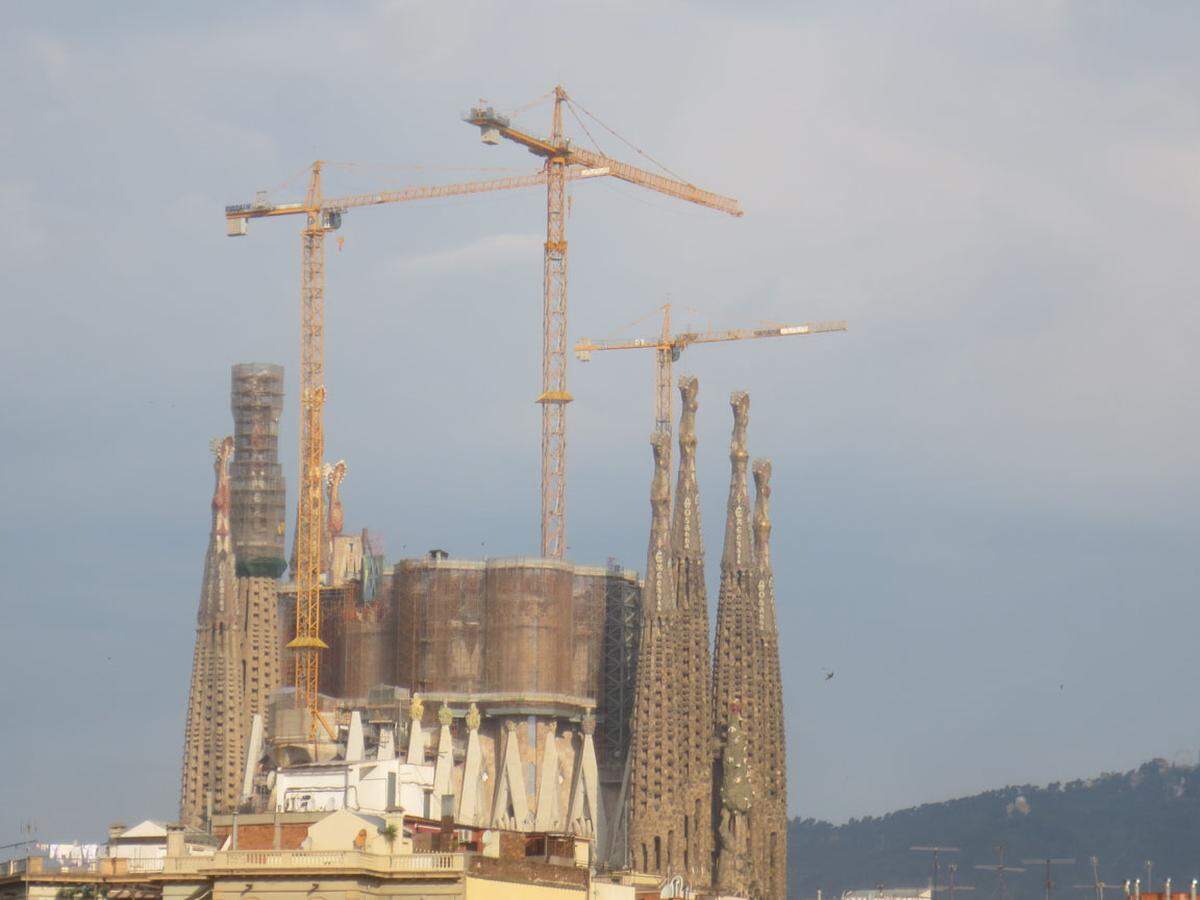 Ausflug nach Barcelona zur Formel 1. Geht nicht ohne einen Blick auf die Stadt Barcelona. Die Sagrada Familia, Gaudís spektakulärstes Bauwerk, am Morgen ...