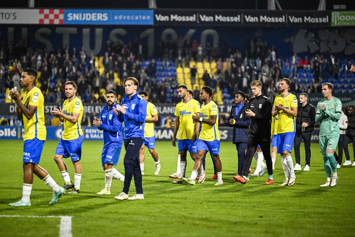 Waalwijk‘s Spieler verlassen unter Applaus den Rasen.