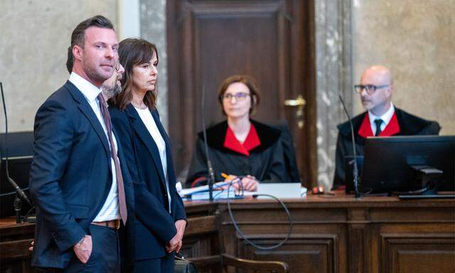 Die frühere Familienministerin Sophie Karmasin am Dienstag kurz vor Beginn des Prozess wegen Betrugs am Wiener Landesgericht.