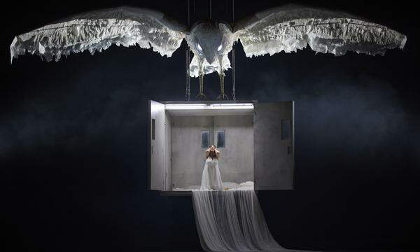 Ein überdimensionaler weißer Falke dominiert Patrick Bannwarts Bühnenbild der neuen „Frau ohne Schatten“ an der Dresdner Semperoper.