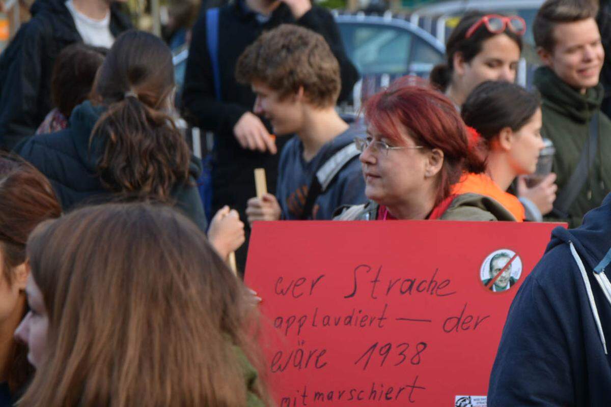 Zeitgleich haben sich vor der Oper ein paar hundert Gegendemonstranten eingefunden. Sie pilgern schließlich in Richtung Stephansplatz.