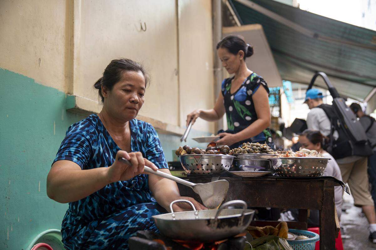 Ein bekannter Hotspot für Straßenküche ist Vietnam. Hier ist Ho Chi Minh City das Ziel. Pho, der Rindsuppentopf, ist natürlich ein Thema, man lernt aber auch Schneckengerichte und Spezialitäten aus zerbrochenem Reis, quasi Überbleibseln aus der Produktion, kennen.