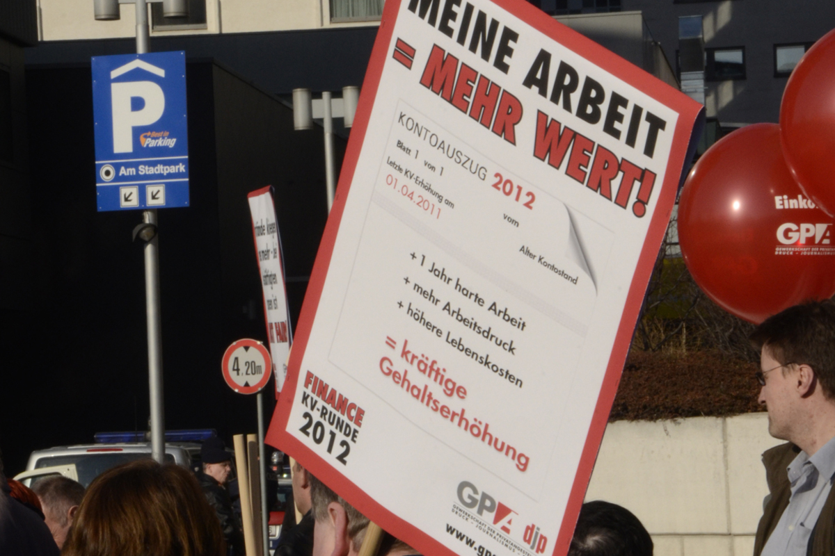 Worum ging es? Die Arbeitgeber waren nicht bereit, den Bankangestellten die durchschnittliche Inflationsrate 2011 zu gewähren. Ihr letztes Angebot hieß 1,5 Prozent + 26 Euro. Angesichts einer Inflation von 3,3 Prozent kommt das einem deutlichen Reallohnverlust gleich.
