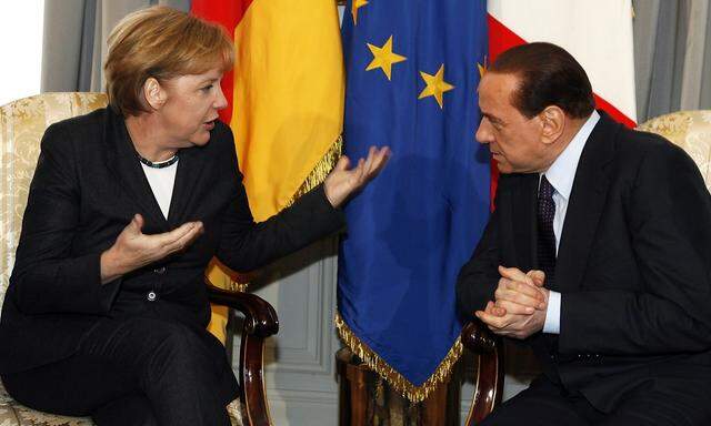 Ein Archivbild aus längst vergangener Zeit, als Silvio Berlusconi (re.) noch Italiens Regierungschef war - im November 2008. Angela Merkel (li.) ist noch im Amt, Berlusconi wagt den Neustart.
