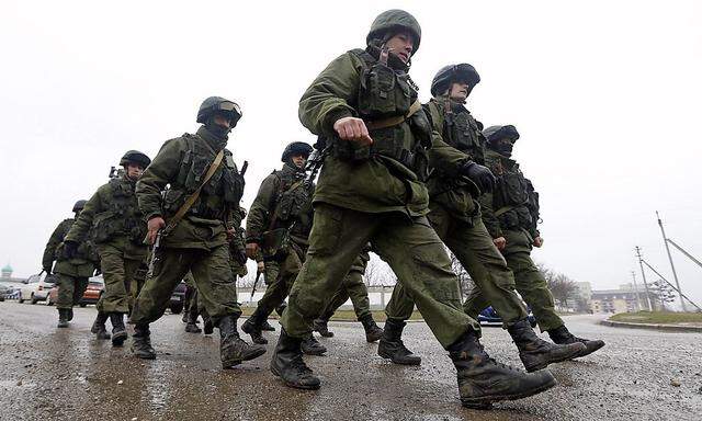 Ohne Abzeichen, aber mit klarer Agenda: Mutmaßliche russische Soldaten auf der Krim