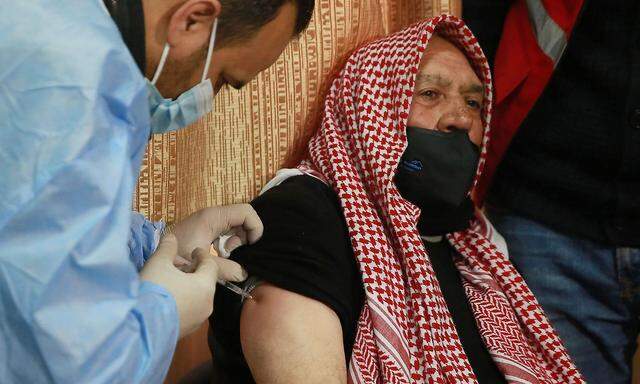 Ein syrischer Flüchtling erhält in Jordanien eine Impfung gegen das Coronavirus.