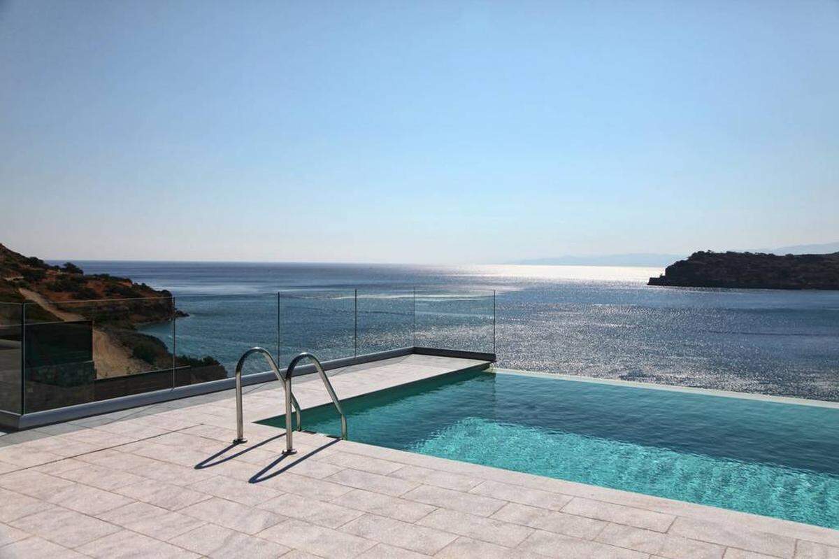 Infinity-Pool mit Blick aufs Meer. Nur wenige Meter vom Haupthaus entfernt befindet sich der private Kiesstrand.