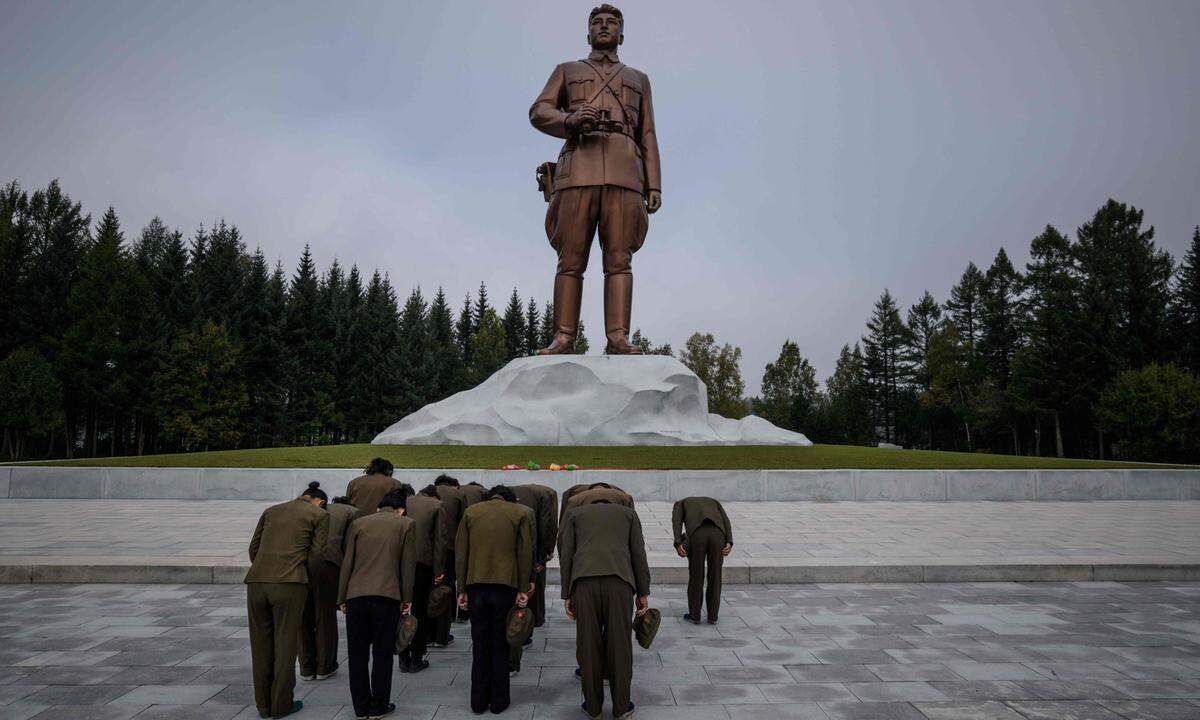 Auch eine Statue von Staatsgründer Kim Il-sung darf in der nordkoreanischen Propaganda-Vorzeige-Stadt nicht fehlen. In der Region um den Heiligen Berg sieht der Kim-Clan seine Wurzeln.