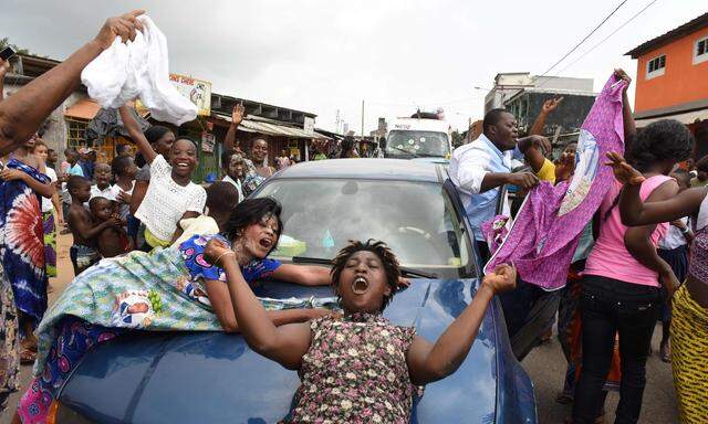 Anhänger des freigelassenen Ex-Präsidenten Laurent Gbagbo feiern in Abidjan in Cote d’Ivoire dessen Freilassung.