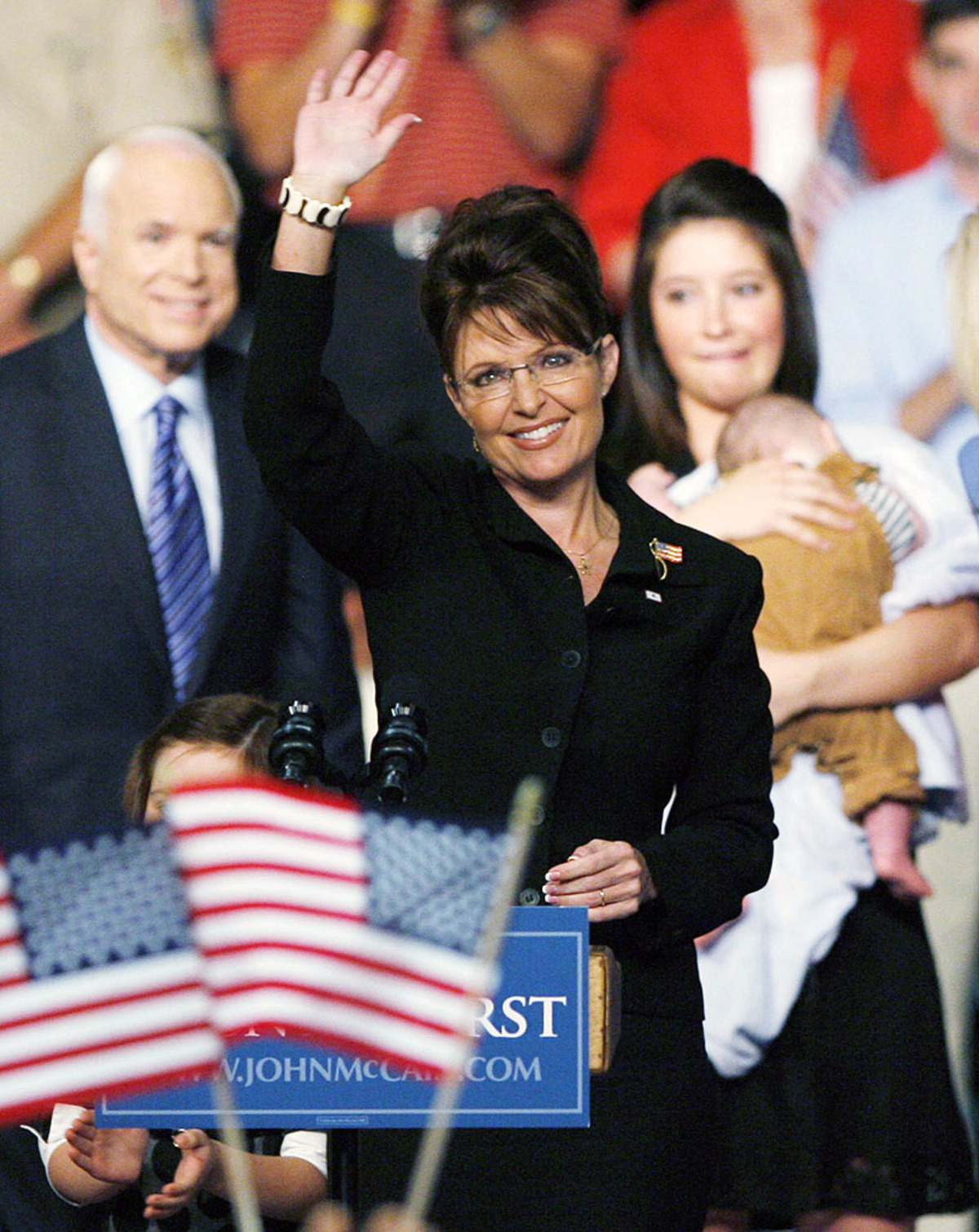 Dieser Einigung ist allerdings eine ausgedehnte Schlammschlacht vorausgegangen. Der Beinahe-Schwiegersohn plauderte nach der Trennung in sämtlichen Medien aus Sarah Palins Nähkästchen. Sie sei geldgierig, würde ihren behinderten Sohn als "zurückgeblieben" bezeichnen, die Bewohner Alaskas seien der Politikerin ohnehin egal.