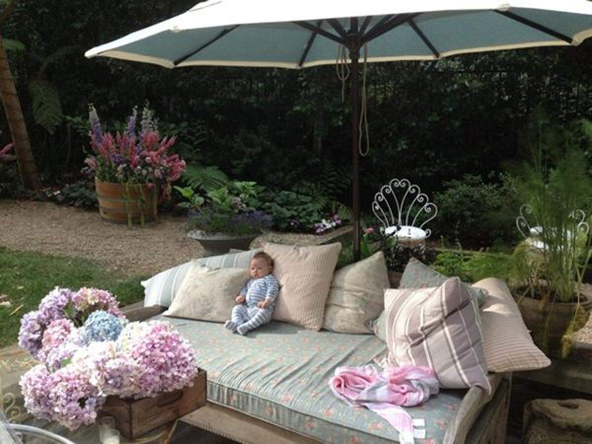 Jessica Simpson entspannt mit ihrer Tochter Maxwell beim Mutter-Tochter-Tag im Garten.