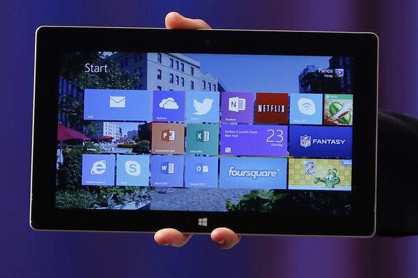Das Surface Pro 2 mit einem vollwertigen Windows-System kommt auf eine bis zu 60 Prozent längere Akkulaufzeit als sein Vorgänger und ist mit einem Intel-Chip Core i5 ausgestattet.