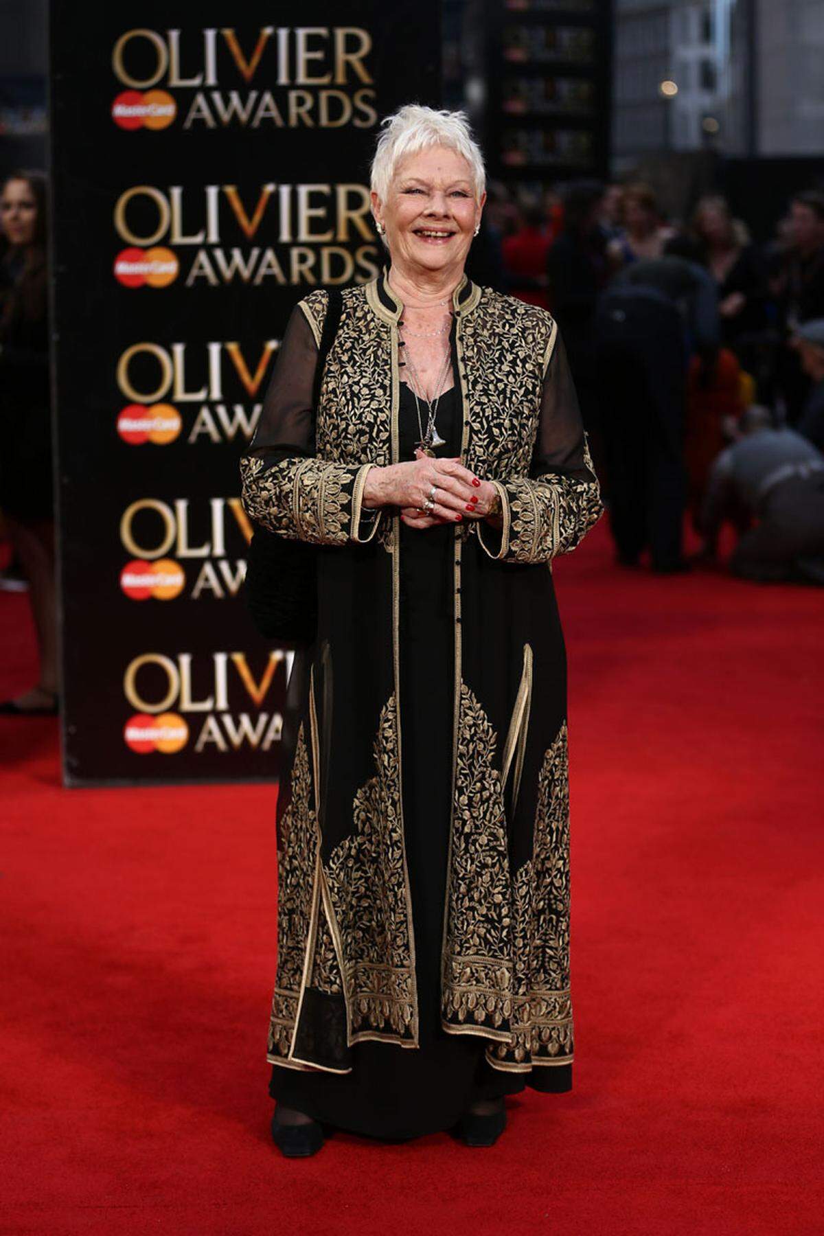 Zum achten Mal erhielt Judi Dench einen Olivier Award. Die 81-Jährige konnte sich in einem orientalisch angehauchten Abendensemble sehen lassen.