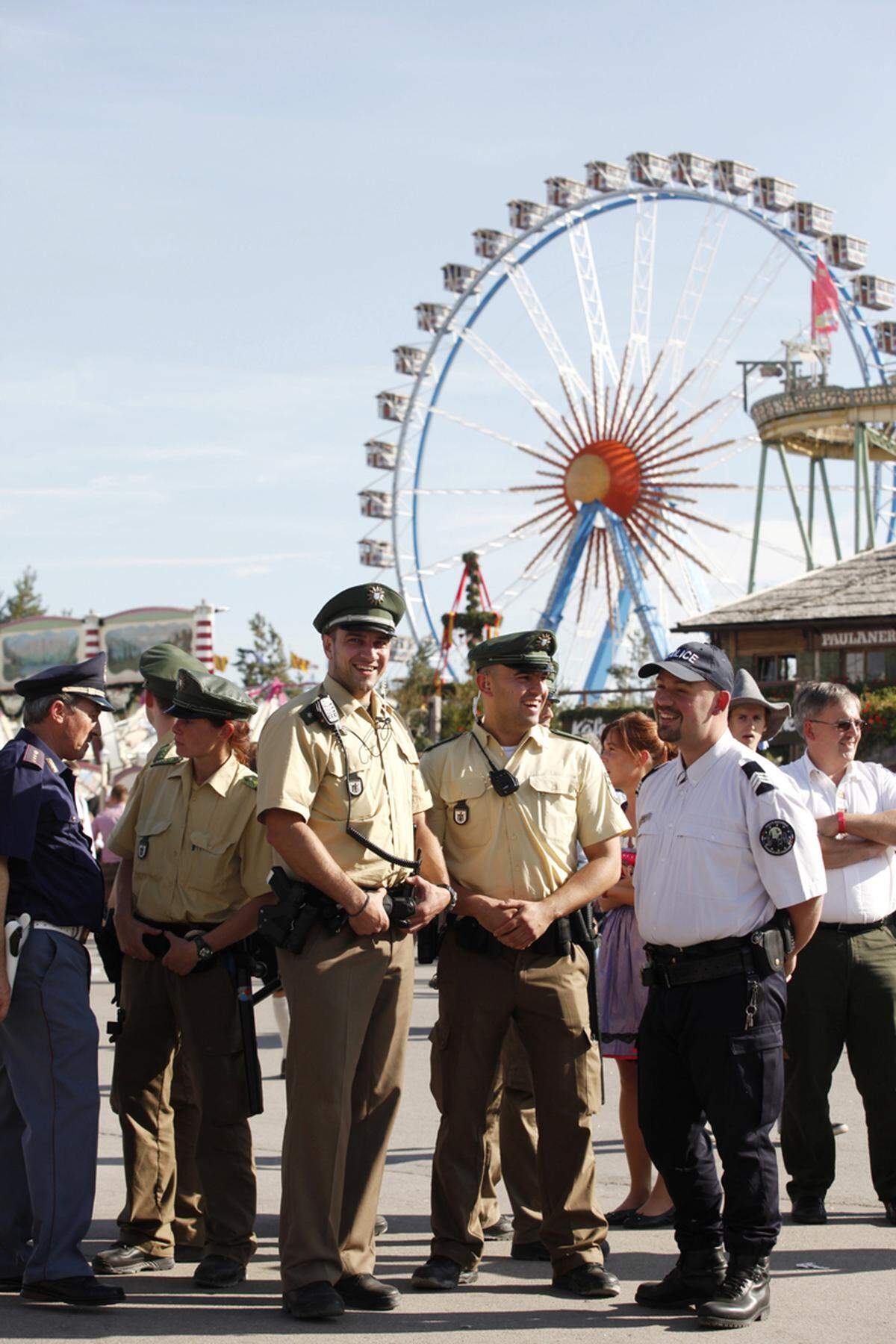 Aus dem einstigen kleinen Fest ist heute ein internationales Event geworden. Jedes Jahr fordert die Stadt München Verstärkung aus Italien (blau) und Frankreich (weiß) für ihr Polizeiaufgebot (grün) an. Besonders viele Italiener besuchen die Festwiese am zweiten Wiesn-Wochenende, weshalb es auch "Italienerwochenende" genannt wird, aber auch Japaner, Amerikaner und viele andere Nationalitäten reisen extra zur "5. Jahreszeit" an.