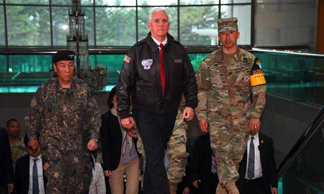 US-Vizepräsident Mike Pence (Mitte) bei seinem Besuch von einem US-Militärstützpunkt an der entmilitarisierten Zone.