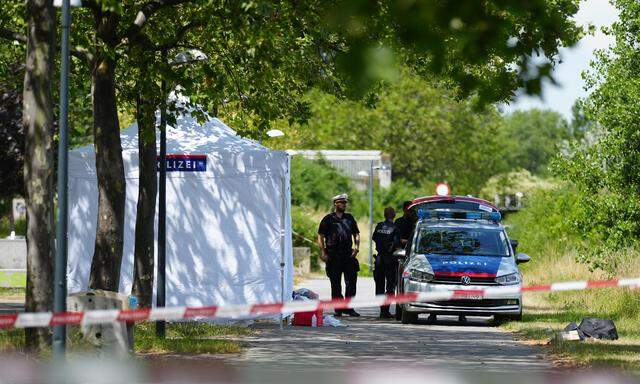 Der Tatort in Wien-Brigittenau vom 12. Juli 2023, wo ein obdachloser Mann erstochen auf einer Parkbank gefunden wurde. 