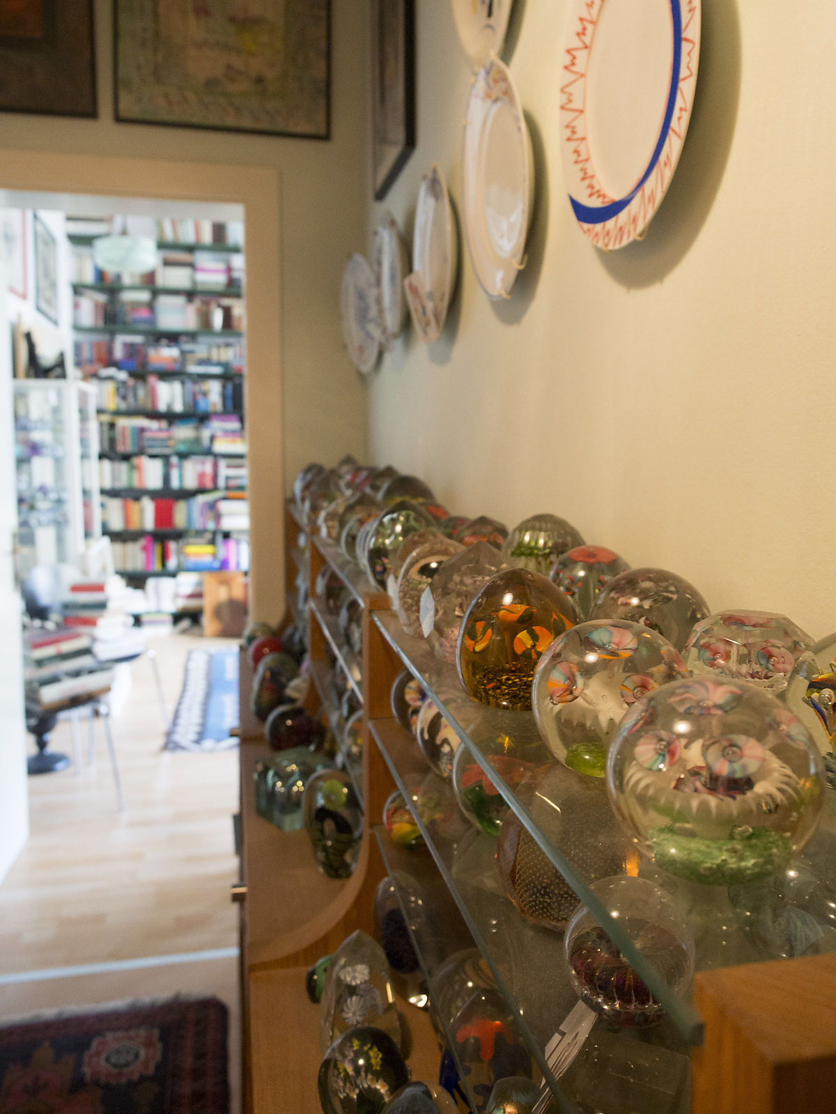 An die 3000 gläserne Briefbeschwerer nennt Pfabigan sein Eigen