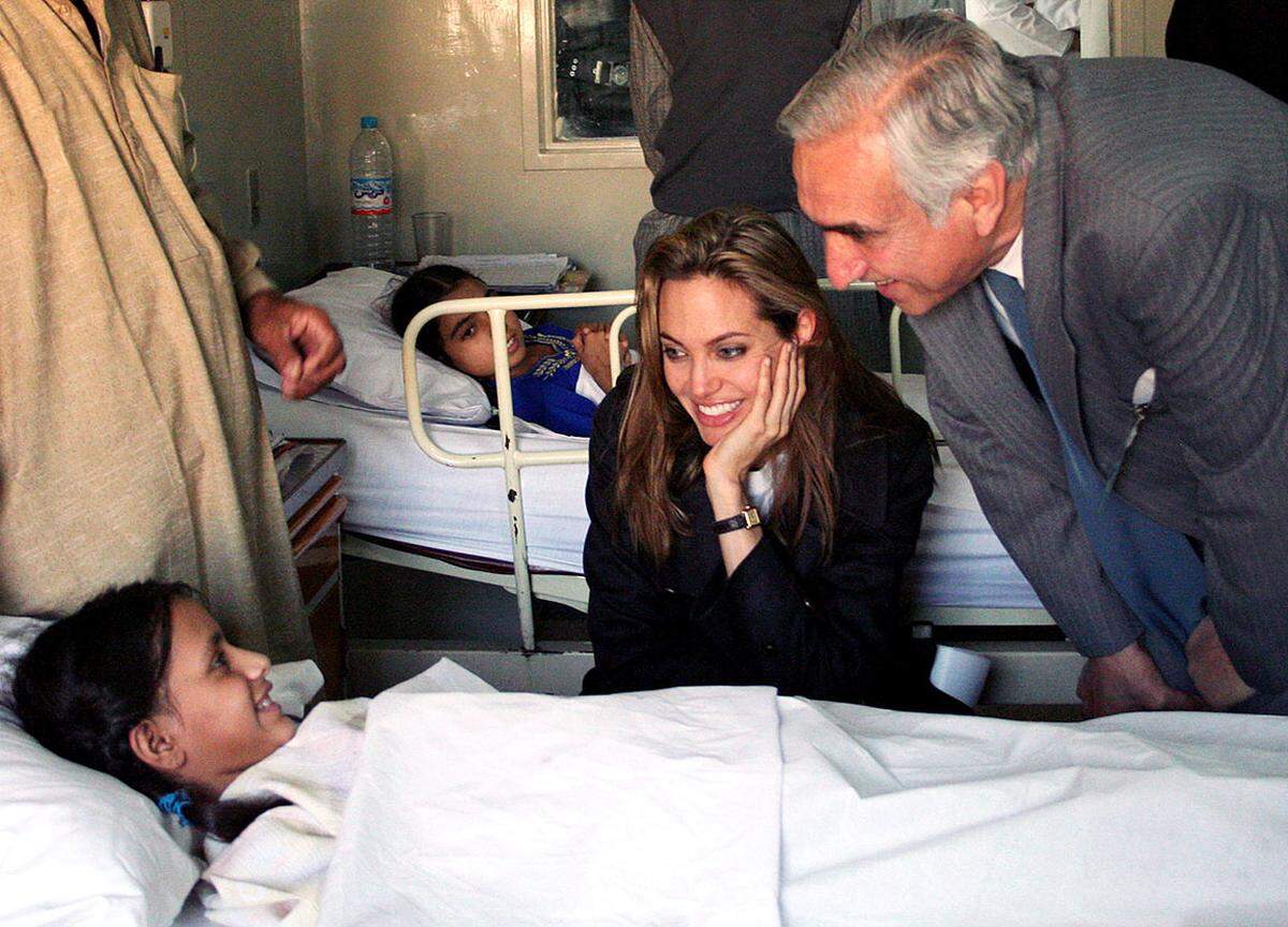Es folgt ein Tour durch Angelina Jolies Stationen als UN-Sonderbotschafterin. Hier im Bild: Ein Besuch der Erdbebenopfer im Krankenhaus von Islamabad im Jahr 2005.