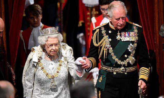 Queen Elizabeth II. zog an der Seite ihres Thronfolgers, Prince Charles, in den Parlamentssaal ein.