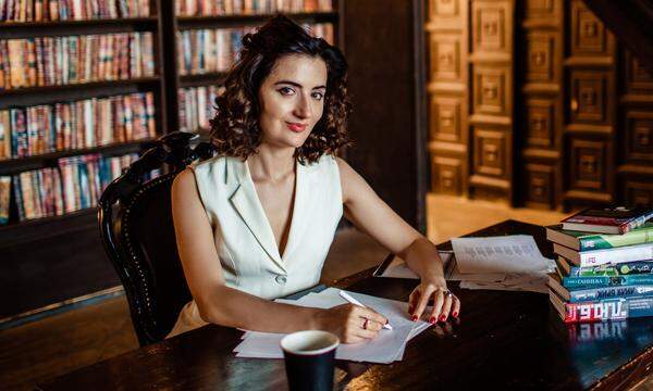 Alissa Ganijewa hat viele Talente: Die Schriftstellerin ist auch als Literaturkritikerin und TV-Moderatorin tätig.