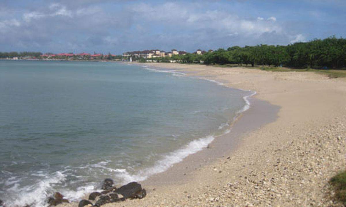 Von der Hauptstadt Castries (68.000 Einwohner) wird in St. Lucia wenig gesprochen, dafür umso mehr über die klaren Gewässern von Gros-Islet im Nordwesten. Im Hintergrund zeichnen sich die notorischen Hotelkomplexe ab, von denen es aber nur ganz wenige gibt.