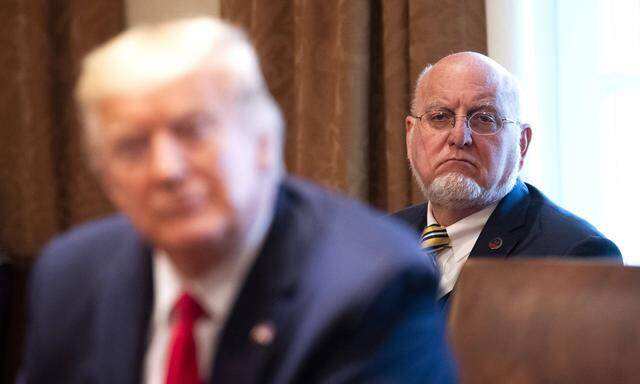 Us-Präsident Donald Trump und im Hintergrund Robert Redfield, der Chef des US-Seuchenszentrums.