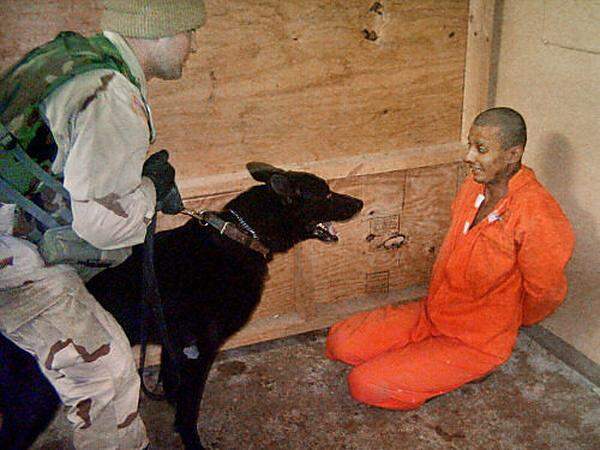 Im April 2004 tauchen schockierende Fotos und Videos aus dem Gefängnis Abu Ghraib auf und lösen einen weltweiten Skandal aus. Auf ihnen ist zu sehen, wie gefangene Iraker von US-Soldaten gedemütigt und gefoltert werden. Die Amerikaner hatten das berüchtigte Gefängnis, das einst dem Saddam-Regime als Folter- und Hinrichtungsstätte gedient hatte, nach ihrem Einmarsch übernommen und darin ihre Gefangenen inhaftiert. Der Abu Ghraib-Skandal heizt die Wut in der irakischen Bevölkerung auf die US-Truppen weiter an.