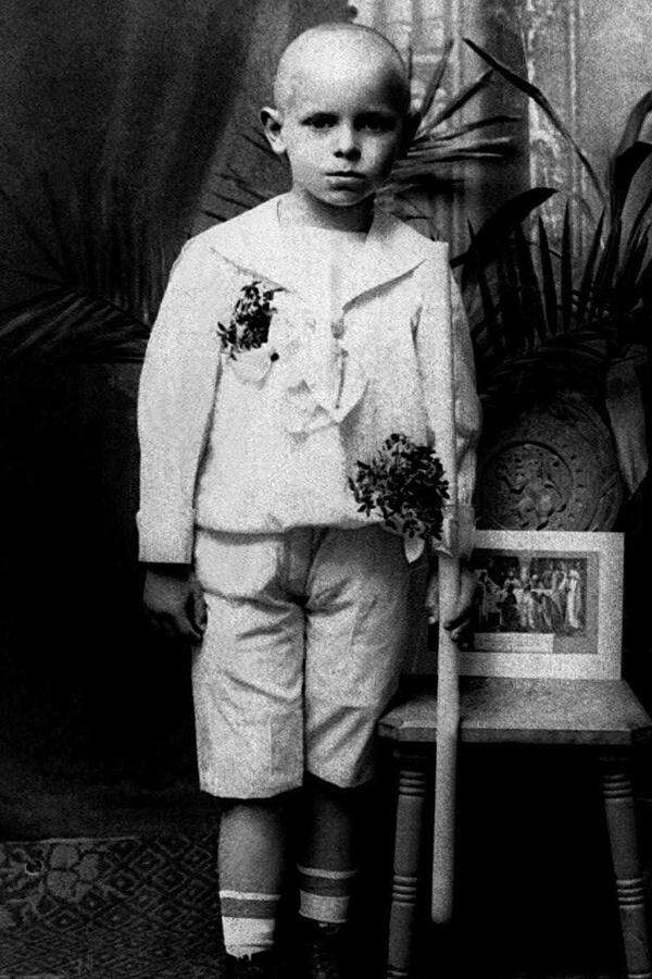 Am 18. Mai wird Karol Wojtyla im polnischen Wadowice geboren. Seine Familie hat Beziehungen zum früheren Österreich-Ungarn. Der Vater war Offizier in der k.u.k.-Armee. Karol verliert seine Mutter früh: Sie stirbt, als er neun ist.